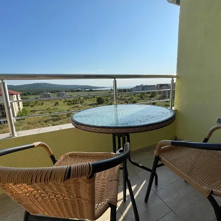 Apartment Laguna Sunset Appatments, Sea And Mountain View